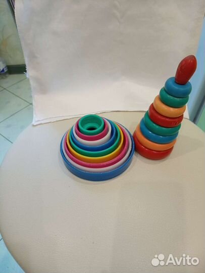 Деревянная пирамидка и пластмассовая