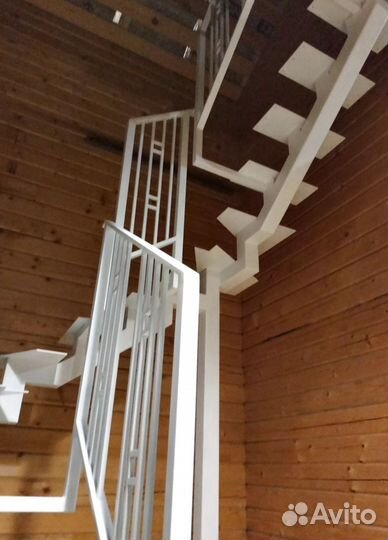 Надежный металлический каркас для лестницы