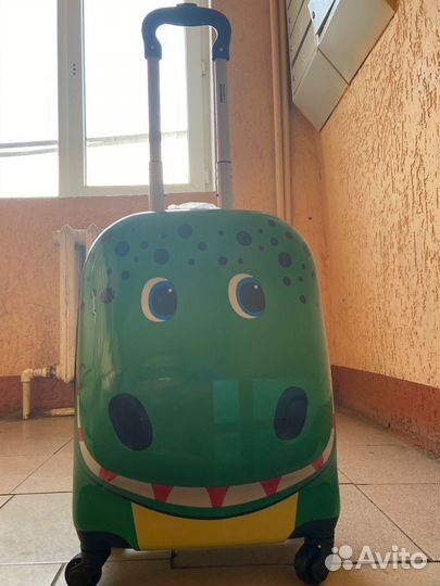 Детский чемодан на колесиках
