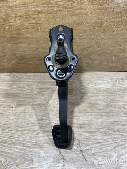 Педаль сцепления Skoda Octavia Tour 301087