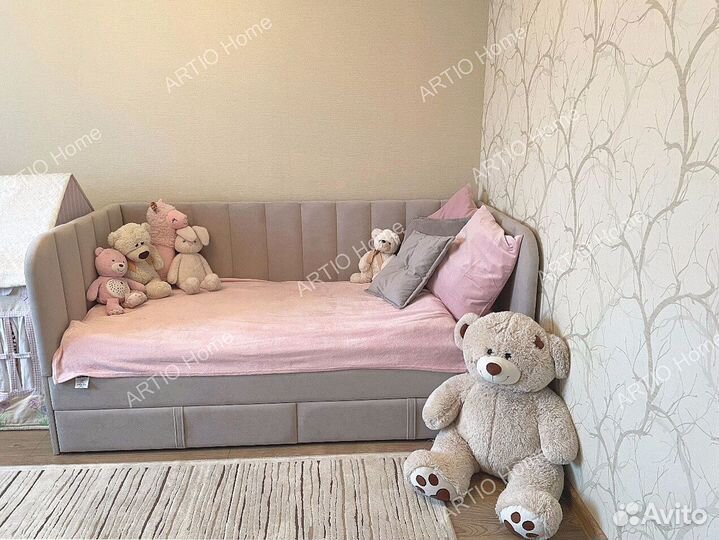 Детская кровать с бортиками и изголовьем