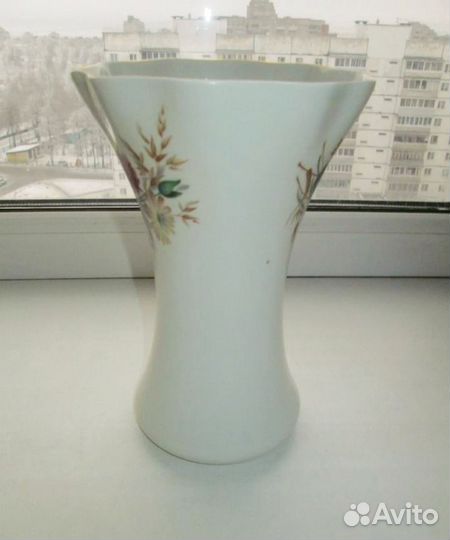 Фарфор. ваза цветы з-д песочное, h -19,5 см, СССР