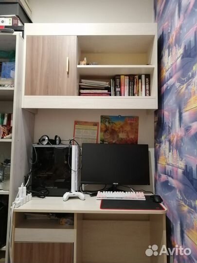 Письменный стол с тумбой подвесной