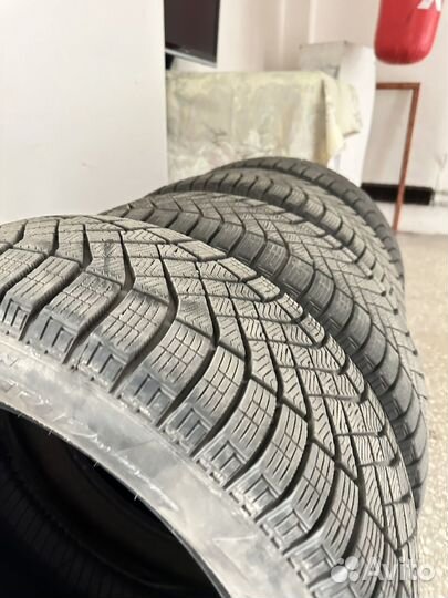 Pirelli Ice Zero FR 225/55 R17