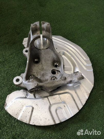 Кулак передний левый Bmw X1 E84 N46B20 2012