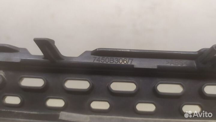 Молдинг решетки радиатора Mitsubishi Outlander 3