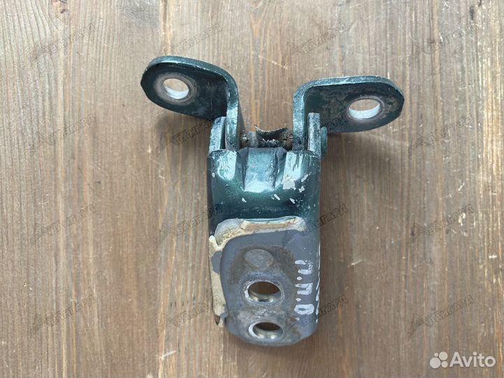 Петля перед право верхняя Toyota Land Cruiser 100