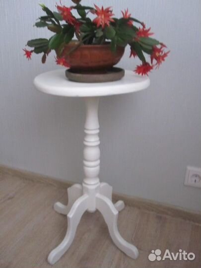 Маленький круглый стол из массива дерева СССР