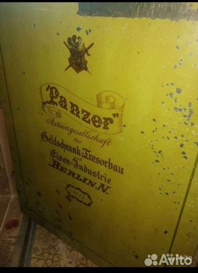 Внутренняя панель старинного сейфа