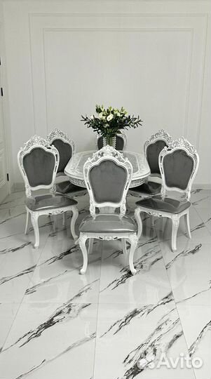 Стол и стулья в гостиную. В наличии