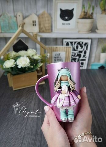 Кружка с декором из полимерной глины куколка
