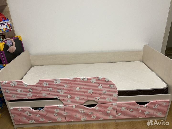 Детская кровать с бортиком и матрасом