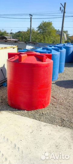 Пластиковая емкость для воды