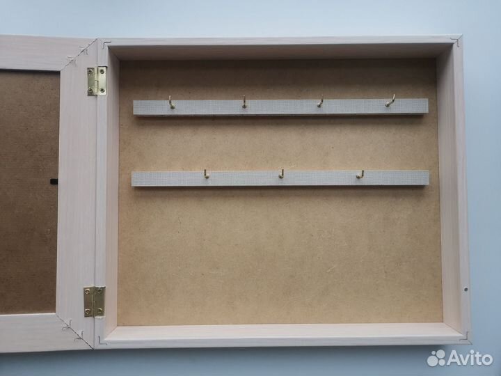 Ключница с дверкой