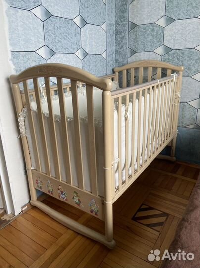 Детская кроватка с маятником