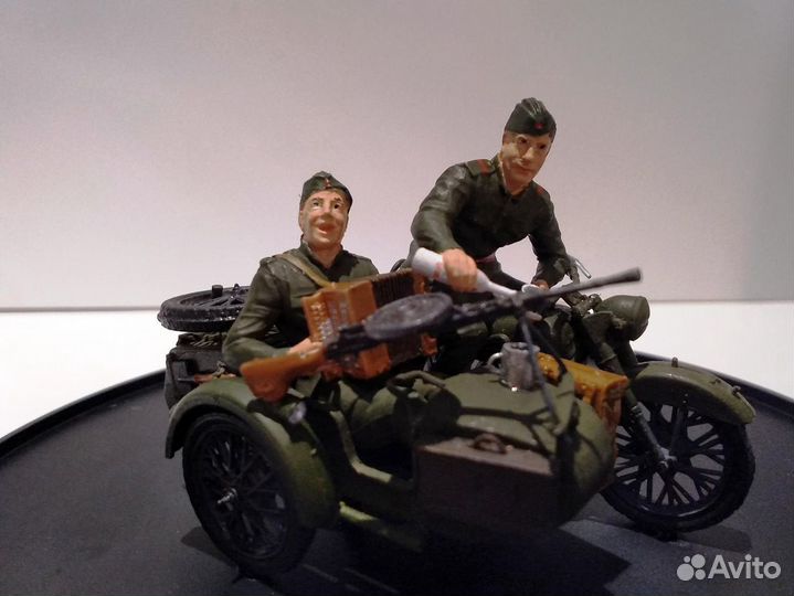 Модель мотоцикла М-72 с коляской в боксе