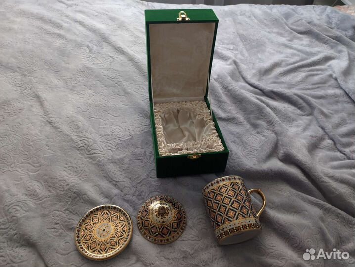 Фарфоровый бокал с блюдцем и крышкой