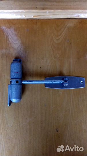 Пружинный доводчик двери СССР