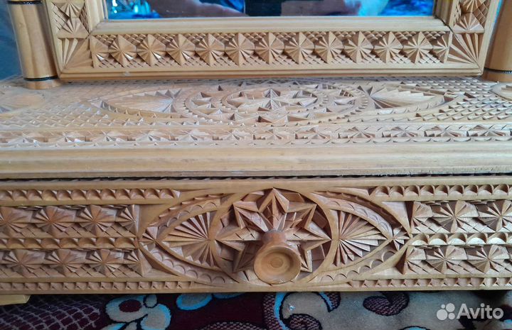 Зеркало с ящиком. Дерево резное