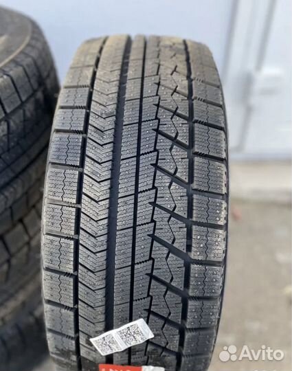 Bridgestone Blizzak VRX 235/45 R17 94S