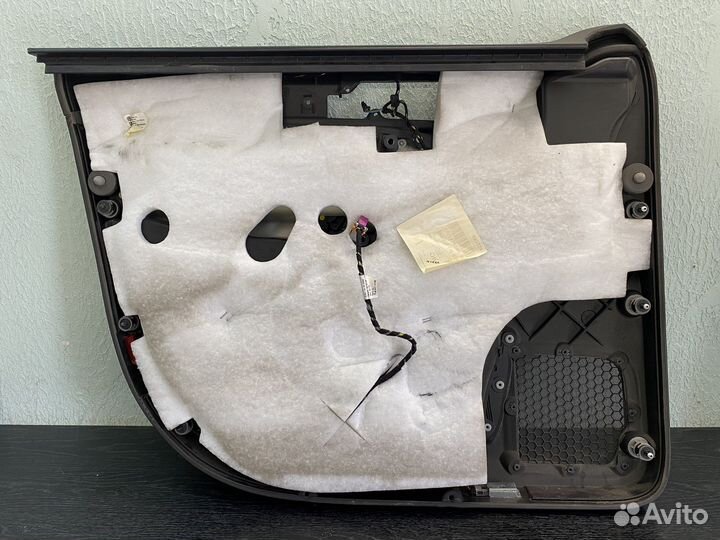 Дверная карта правая на Volkswagen Touareg