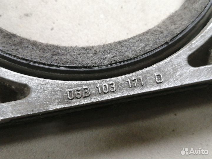 Крышка сальника коленвала Volkswagen Golf 6 2011