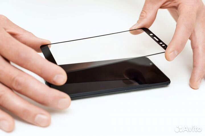 Установка защитного стекла на телефон