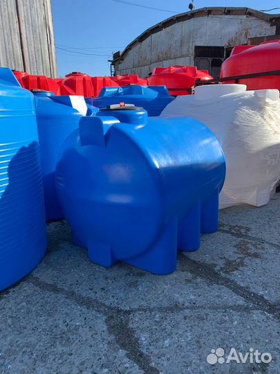 Горизонтальная пластиковая емкость,бак,резервуар