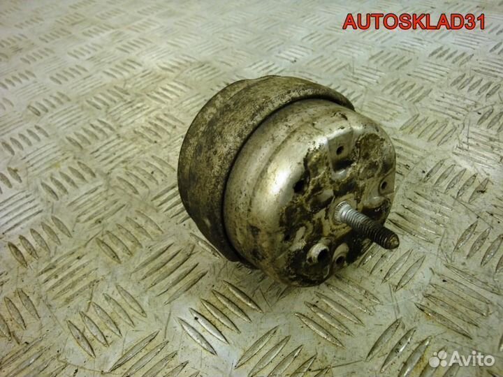 Опора двигателя левая VW Passat B5+ 8D0199379J