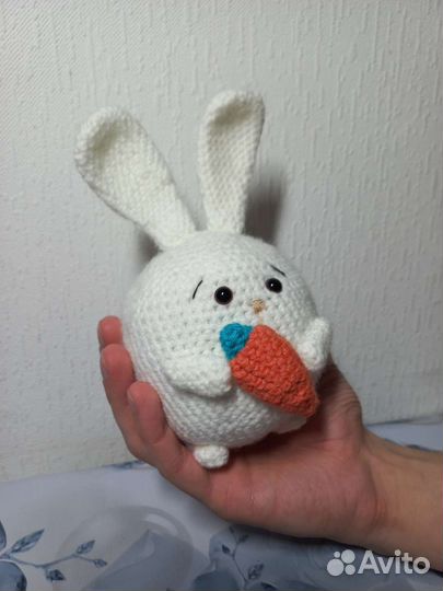 Вязанная детская игрушка зайчик