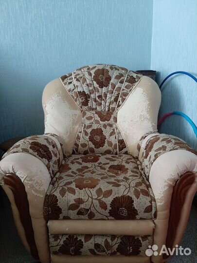 Продается диван и два кресла