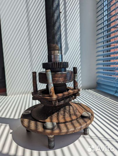 Полуось нива