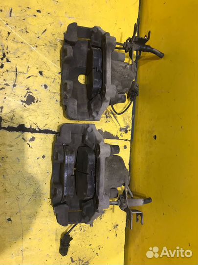 Суппорт тормозной передний Volkswagen Passat 2000