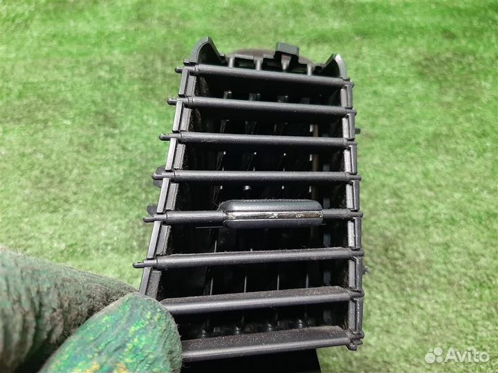 Дефлектор торпедо центральный Mitsubishi Grandis