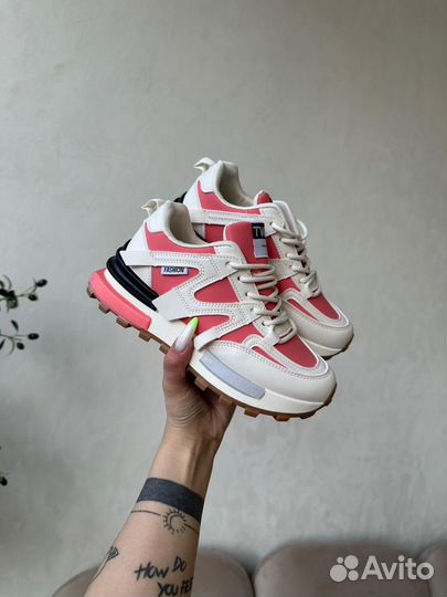 Кроссовки женские