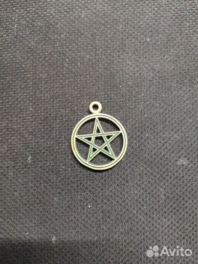 Кулон с пентаграммой