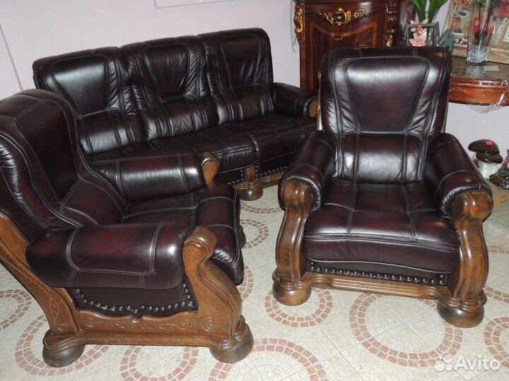 Кожаный комплект: диван и 2 кресла