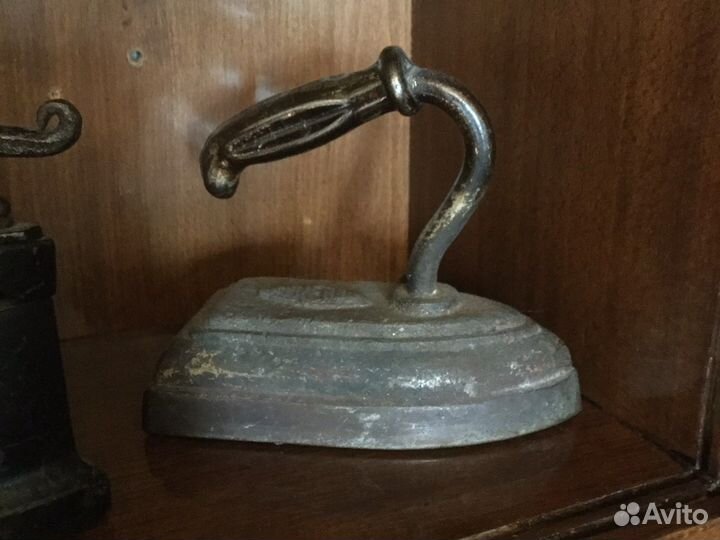 Старинный угольный утюг для коллекции
