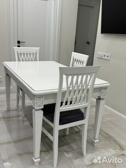 Кухонный стол и стулья
