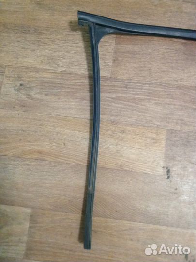 Уплотнитель стекла двери передний правый