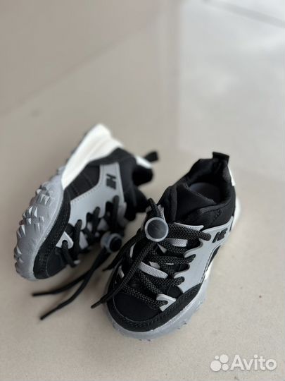 Кроссовки новые 22