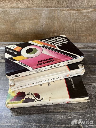 Книги детективы разные 12 шт пакетом