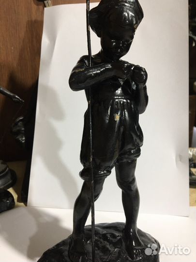 Мальчик с удочкой.Скульптура Чугун СССР