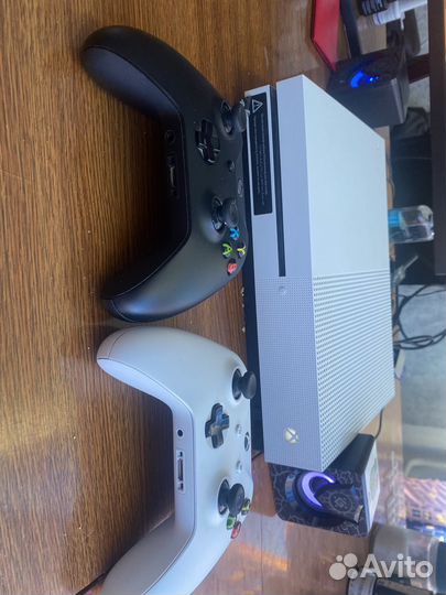 Xbox one s 2 геймпада 1tb