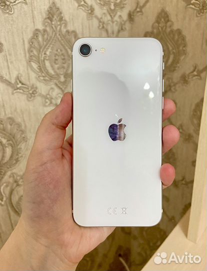 Телефон iPhone SE 2020