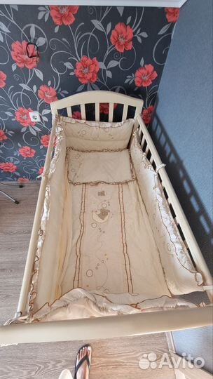 Детская кроватка с маятником и ящиком