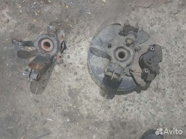 Передний правый поворотный кулак на Skoda Rapid