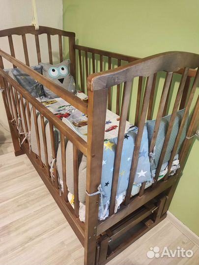 Детская кроватка с продольным маятником