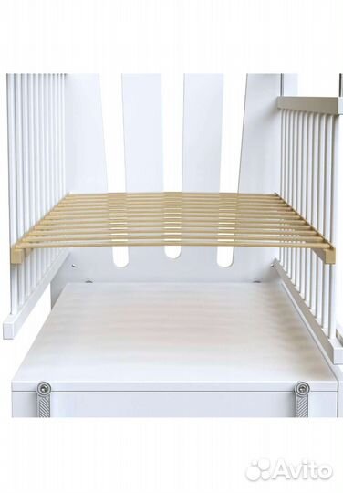 Детская кроватка с маятником белая