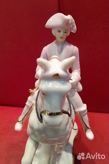 Статуэтка фарфоровая 